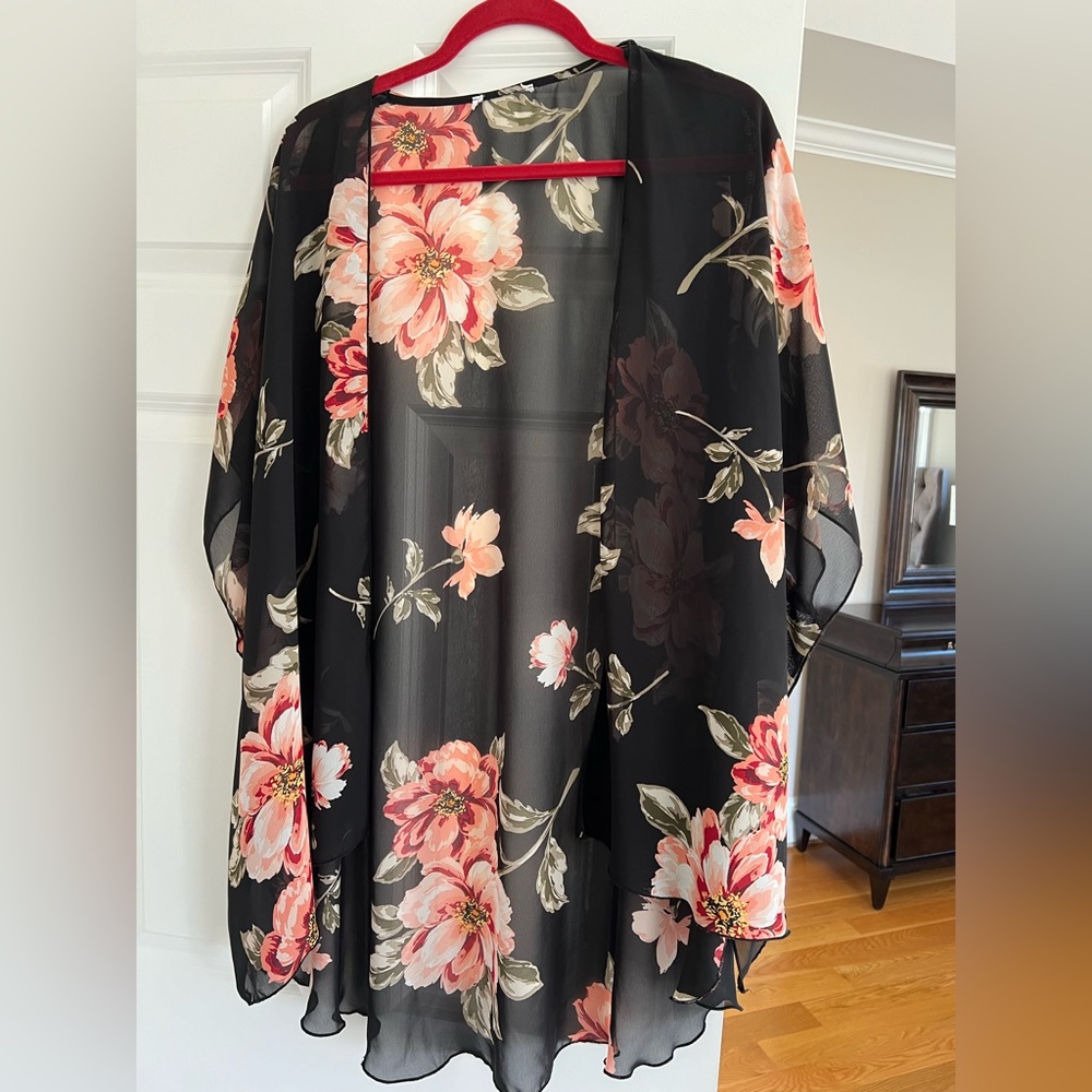 Black and floral kimono style top.  Great for a bathing suit coverup